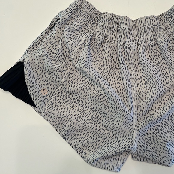 LULULEMON - PLAY OFF THE PLEAT - SPECKLED SHORT / Size 4 / 4” Inseam - Picture 1 of 4